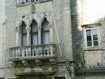 Trogir, portal palace rodu Cipiko, 15