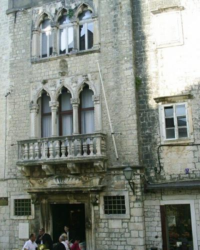 Trogir, portal palace rodu Cipiko, 15