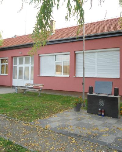 Branjina-(20241101)-Dom-kulture-sa-spomenikom-iz-Domovinskog-rata
