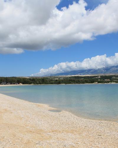 Strand Zrce mit Blick auf Club Kalypso