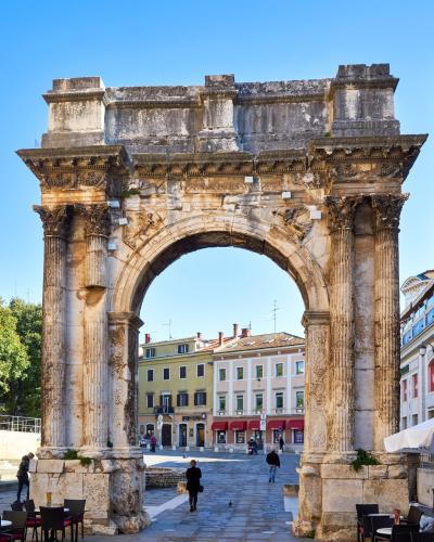 Croatia Pula Arch of Sergii view from west