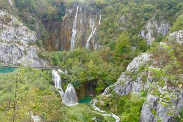 Croatie, Plitvice (Plitvička jezera), Veliki Slap (Grande Chute), Sastavci (chutes au centre) et la rivière Korona (39727787723)