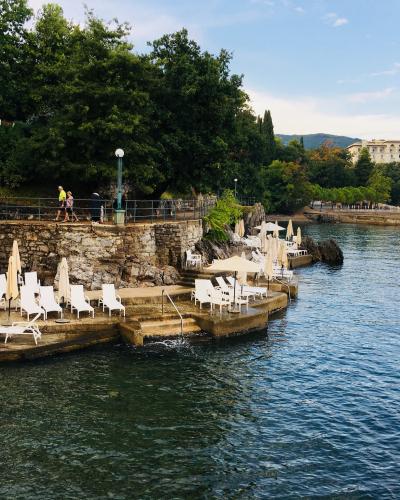 Croatie, Lovran, Lungomare, Promenade le long de la mer, Aménagement pour baigneurs (45750563455)