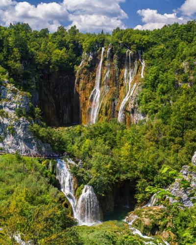 Tourists in line to the big waterfall