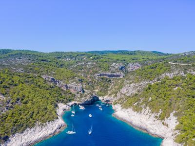 Yachts in the Adriatic Sea at Stiniva Cove on Vis island in Croatia (48608815322)