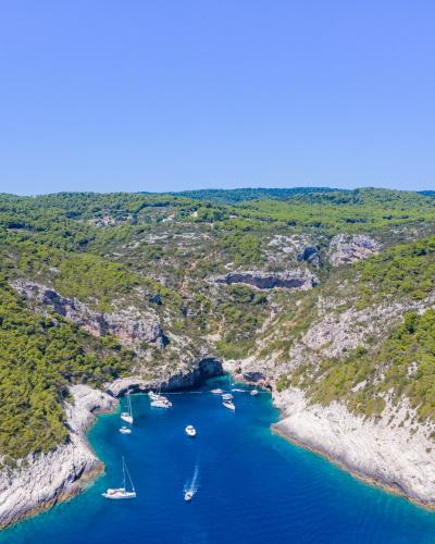 Yachts in the Adriatic Sea at Stiniva Cove on Vis island in Croatia (48608815322)