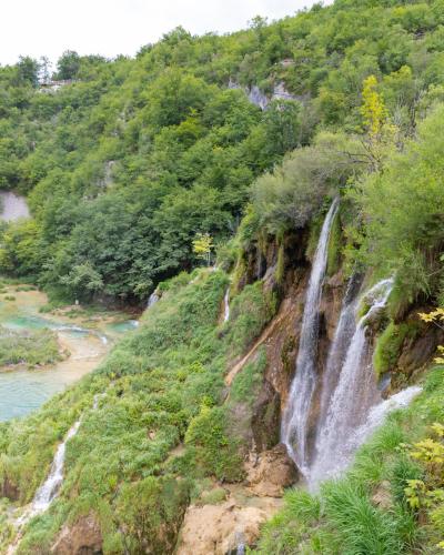 Veliki Slap Waterfall in Plitvice Lakes National Park, Croatia, a view from above (48669983158)