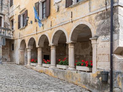Croatia Grožnjan Loggia Trg Lode-1577