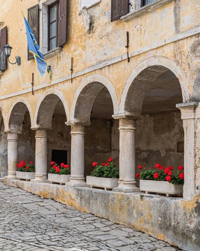 Croatia Grožnjan Loggia Trg Lode-1577